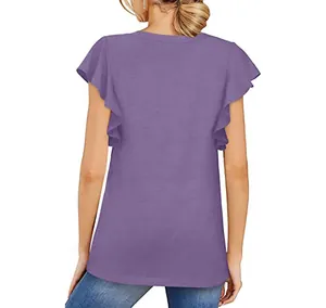 Vista posterior de camiseta de verano morada con elegantes detalles de volantes suaves