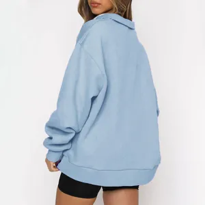 Vista posteriore di una felpa oversize azzurra con vestibilità comoda e polsini a costine.