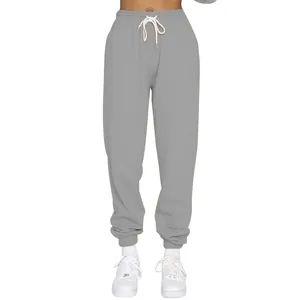 Nahaufnahme graue gefütterte Jogginghose mit weißem Kordelzug und Bündchen