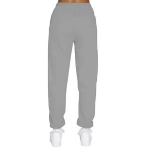 Rückansicht einer grauen, mit Fleece gefütterten Jogginghose für Damen in lockerer Passform