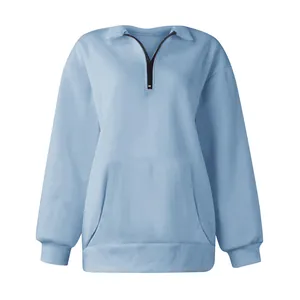 Dettaglio della felpa azzurra oversize con mezza zip e tasca frontale per donna autunnale