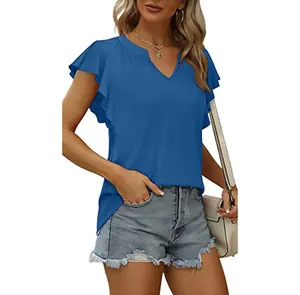 Detalle de una camiseta azul para mujer con cuello en V y elegantes mangas con volante