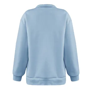 Vista posteriore dettagliata di una felpa oversize azzurra con mezza zip da donna