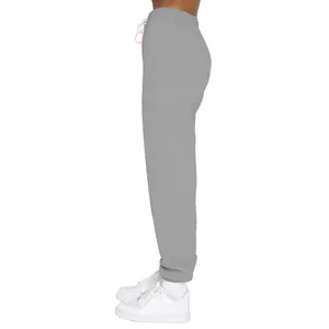 Detaillierte Seitenansicht der grauen Winter-Fleece-Jogginghose mit elastischem Kordelzug für Damen