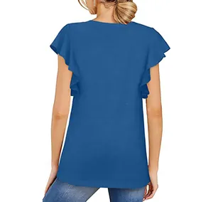 Vista trasera de camiseta azul de verano para mujer con elegantes mangas con volantes