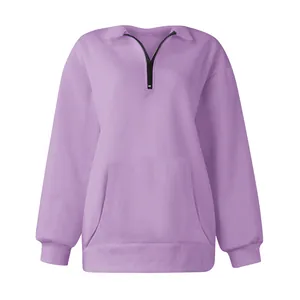 Dettaglio di felpa da donna con mezza zip e tasca a marsupio nel colore lilla chiaro.