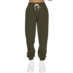 Nahaufnahme einer winterwarmen Fleece-Jogginghose mit Kordelzug und elastischen Bündchen in Oliv