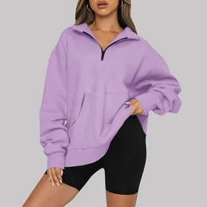Vista dettagliata di una felpa oversize lilla con mezza zip indossata da una modella