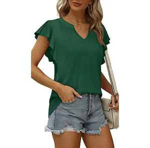 Vista detallada de una camiseta de verano verde oscuro con cuello en V y mangas volantes