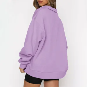 Vista posteriore della felpa oversize da donna lavanda con mezza zip e polsini a coste