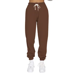 Detail der braunen Jogginghose mit Fleecefutter und Kordelzug