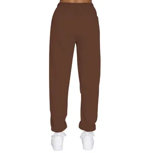 Rückansicht einer braunen Damen-Fleecehose mit elastischen Bündchen und Sneakern