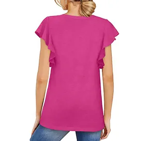 Vista trasera de camiseta rosa para mujer con elegantes detalles de volantes en mangas