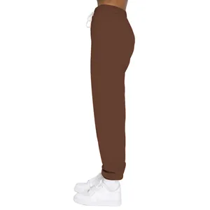 Seitenansicht der braunen, gefütterten Damen-Jogginghose, idealer Winter-Freizeitstil
