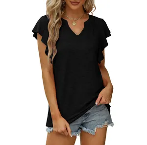 Camiseta negra clásica con cuello en V y elegantes mangas con volantes para el verano.