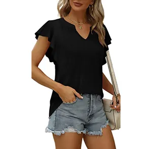 Primer plano de una camiseta negra de mujer con cuello en V y elegantes mangas de volantes