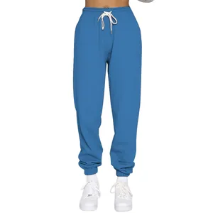 Detailansicht der blauen Fleece-Jogginghose mit weißem Kordelzug und Bündchen
