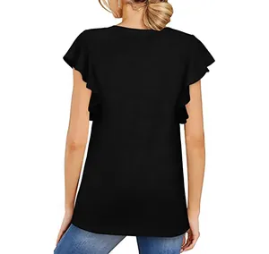 Vista posterior de una camiseta negra de verano con elegantes mangas con volantes y corte slim
