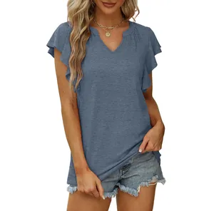 Detalle del cuello en V y las mangas con volantes en camiseta azul de verano