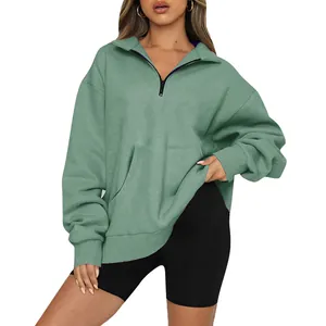 Felpa oversize verde salvia con mezza zip e tasca a marsupio per la moda autunnale donna.