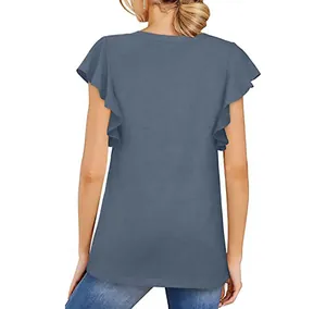 Vista posterior detallada de una camiseta de verano azul con elegantes mangas de volante mujer