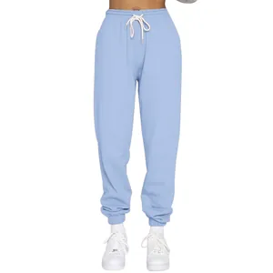 Detailansicht der hellblauen Farbe und Fleece-Textur der Jogginghose mit Gummizug.