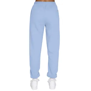 Detaillierte Rückansicht hellblauer gefütterter Jogginghosen mit elastischen Bündchen