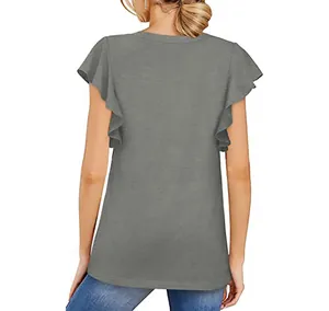 Elegante vista trasera de camiseta gris de manga corta con detalles de volantes delicados