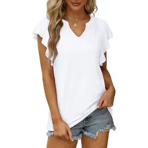Primer plano de camiseta blanca con cuello en V, mangas de volantes y tejido suave