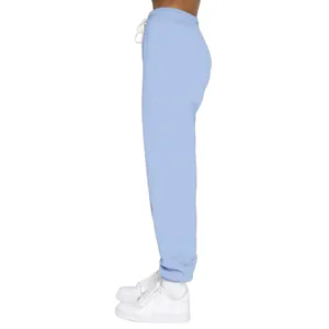 Seitenansicht der hellblauen, fleecegefütterten Jogginghose mit elastischen Bündchen.