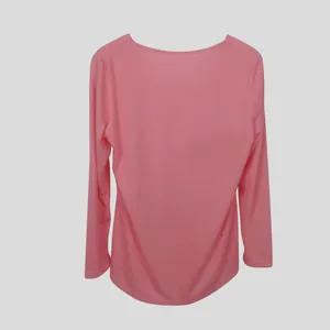 Πίσω όψη γυναικείου ροζ μακρυμάνικου T-shirt από μαλακό ύφασμα που μοιάζει με βαμβάκι