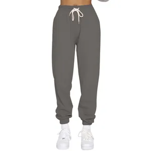 Detailansicht einer grauen Fleece-Jogginghose mit Kordelzug und elastischen Bündchen