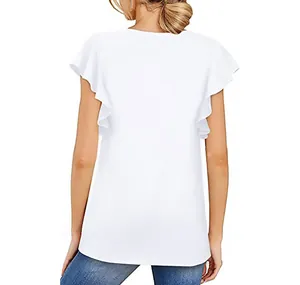 Vista posterior de una camiseta blanca de manga corta con elegantes mangas con volantes.