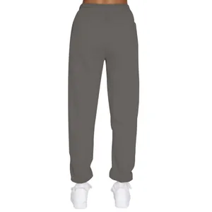 Rückansicht einer grauen, warmen Fleece-Jogginghose für Damen mit elastischen Bündchen