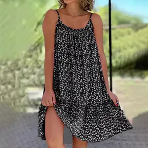 Sommerliches schwarzes Blumenkleid mit ärmellosen Trägern und lockerem A-Linien-Saum