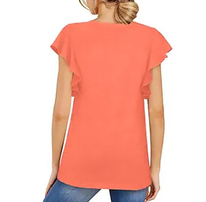 Vista posterior detallada de una camiseta coral con elegantes mangas con volantes