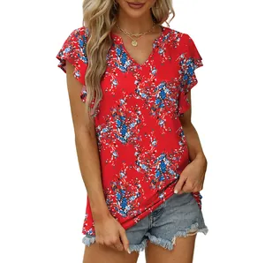 Detalle de la blusa roja de flores con cuello en V y elegantes mangas de volantes.