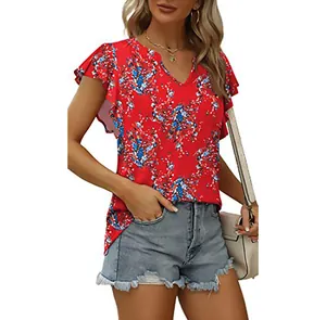 Detalle de la blusa roja con estampado floral, cuello en V y elegantes volantes.