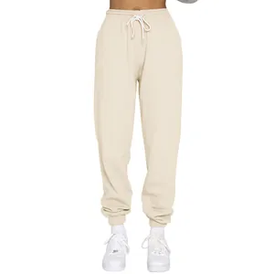 Bequeme beige Fleece-Jogginghose mit Kordelzug in der Taille und elastischen Bündchen.