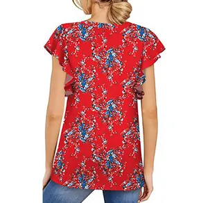 Vista posterior de una blusa roja con estampado floral y elegantes mangas con volantes