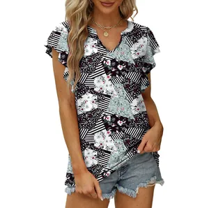 Detalle de cerca de camiseta con cuello en V, mangas con volantes y diseño floral