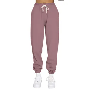 Detailansicht der altrosa gefütterten Jogginghose mit Kordelzug und elastischen Bündchen.