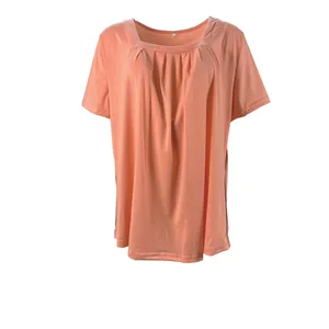 Detail des plissierten Karree-Ausschnitts am pfirsichfarbenen Kurzarm-T-Shirt