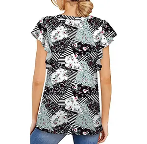 Vista trasera detallada de una camiseta de verano para mujer con estampado de retales.