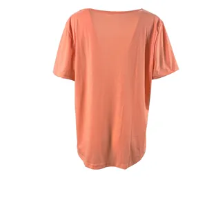 Detaillierte Rückansicht eines lockeren korallenfarbenen Damen-Sommer-T-Shirts in Uni