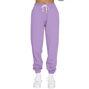 Detailansicht der helllila Fleece-Jogginghose mit weißem Kordelzug und elastischen Bündchen