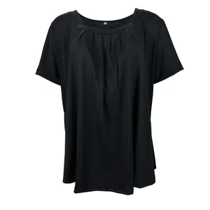 Detailansicht eines schwarzen Damen-T-Shirts mit elegantem, gefaltetem Karree-Ausschnitt.