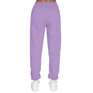 Rückansicht bequemer lavendelfarbener Fleece-Jogginghose mit elastischem Bund und Bündchen