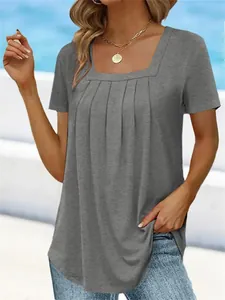 Detaillierte Ansicht der Falten am quadratischen Ausschnitt bei diesem grauen T-Shirt