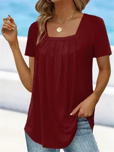 Detail des weinroten T-Shirts mit Falten, quadratischem Ausschnitt für Damen